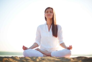 MiAyuno-mujer-meditando-feliz