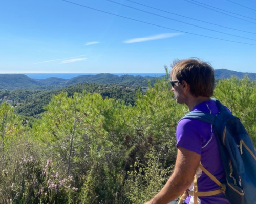 Hombre observando las vistas de la naturaleza