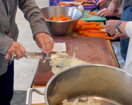 Mesa cortando vegetales en taller de cocina